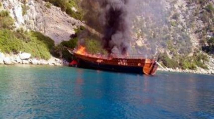 Turistleri taşıyan tekne alev alev yandı