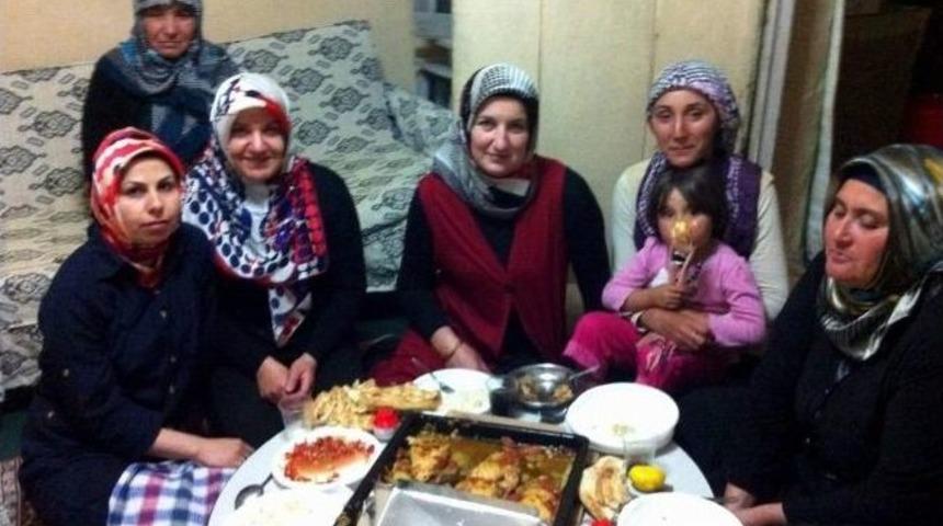 Ak Kadınlar İftarda Evlere Konuk Oluyor