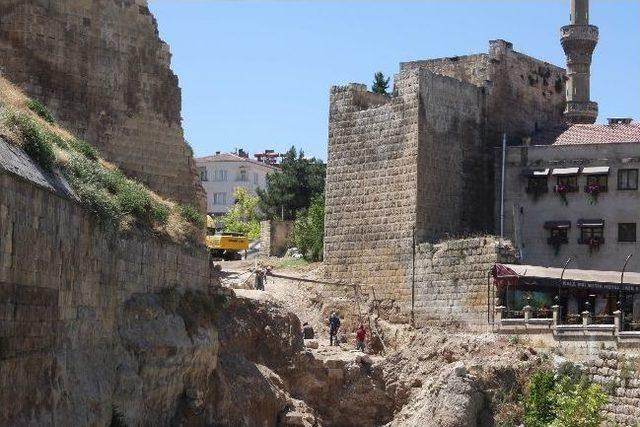 Gaziantep Kalesi'nde Çalışmalar Devam Ediyor