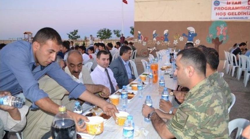 G&ouml;lc&uuml;k K&ouml;y&uuml; Sakinleri Kaymakamlık Sofrasında Buluştu