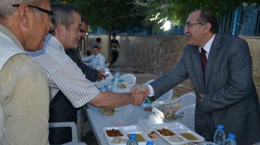 Manisa Valisi Savaş Ahmet Bedevi Halkıyla İftarda Buluştu