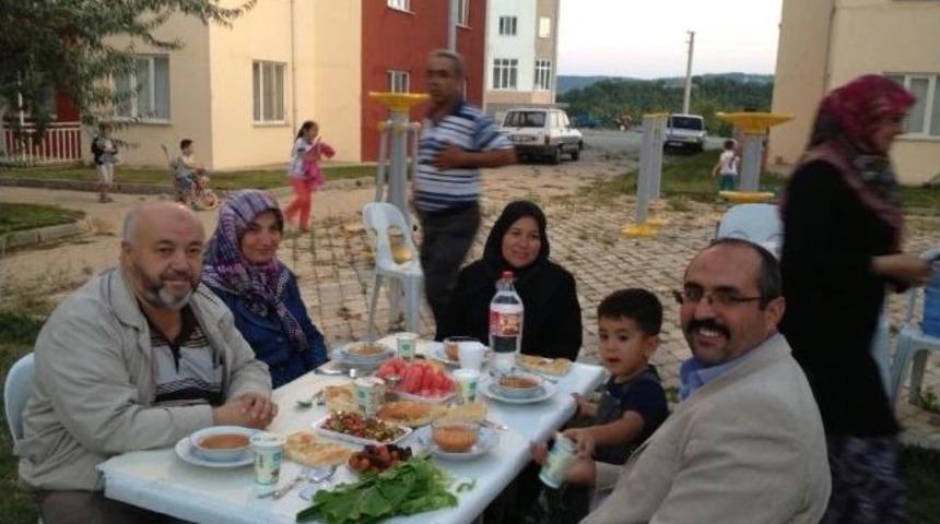 Şaphane&rsquo;de Site Sakinleri İftarda Bir Araya Geldi