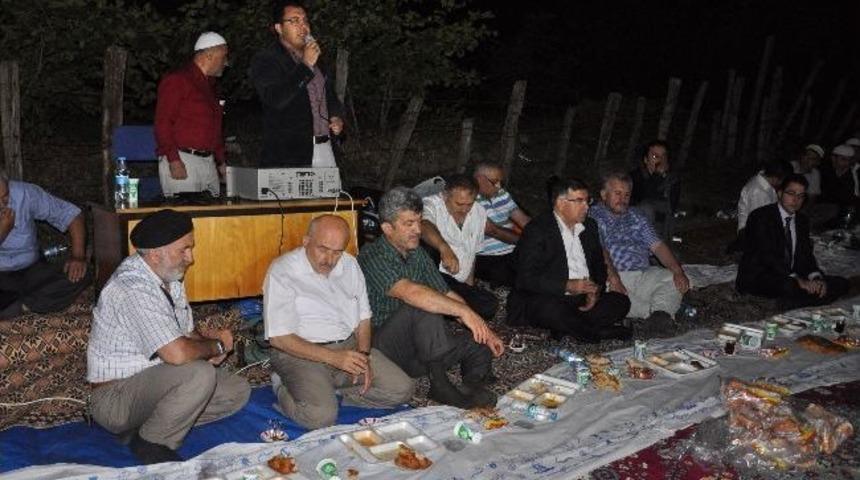 D&uuml;zce'de 2 Bin 500 Kişi Yer Sofrasında Orucunu A&ccedil;tı