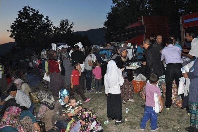 Düzce'de 2 Bin 500 Kişi Yer Sofrasında Orucunu Açtı