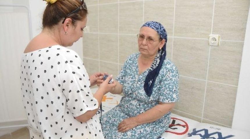 &Ccedil;eşme Belediyesi Sağlık Dağıtıyor