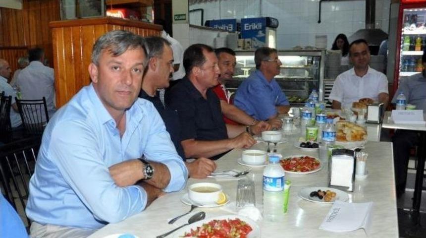 S&uuml;t &Uuml;reticileri İftar Yemeği Verdi