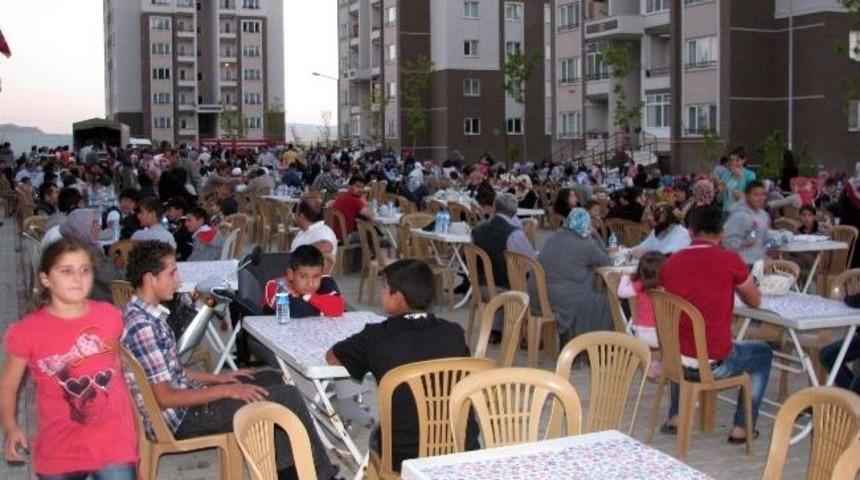 Hayır Sahibi Eczacı Ergin G&uuml;l&rsquo;den 800 Kişiye İftar Yemeği