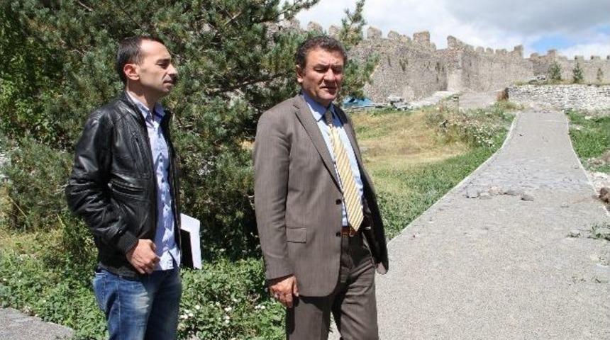 Tarihi Ardahan Kalesinin Restorasyon &Ccedil;alışmaları Devam Ediyor