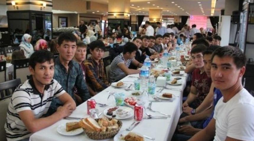 Sakarya M&uuml;ft&uuml;l&uuml;ğ&uuml;n&uuml;n Son İftarını Kazak &Ouml;ğrenciler Şenlendirdi