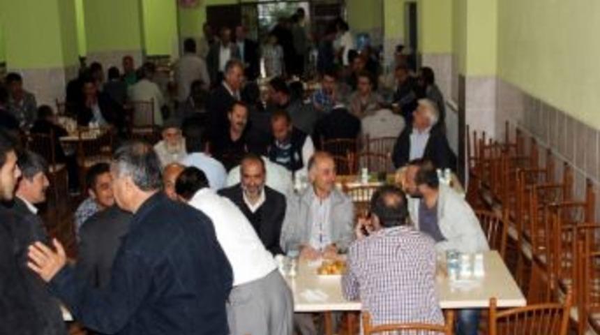 Suşehri İmam Hatip Lisesi Mezunları İftar Yemeğinde Bir Araya Geldi
