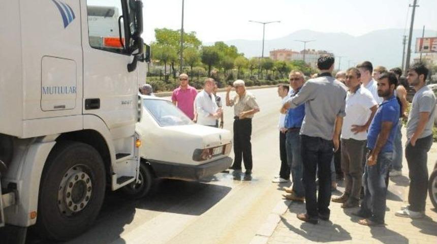 Tır Altına Aldığı Otomobili 20 Metre S&uuml;r&uuml;kledi
