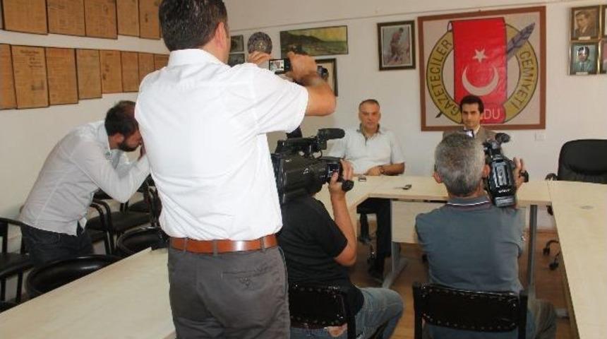 Bayrak, Basın Mensuplarıyla Vedalaştı