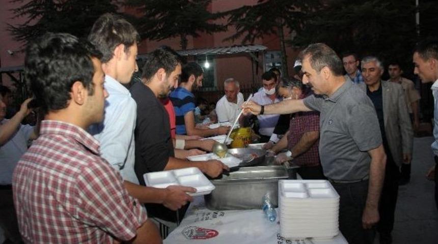 Başkan Din&ccedil;, &Uuml;niversite &Ouml;ğrencileri İle İftarda Buluştu