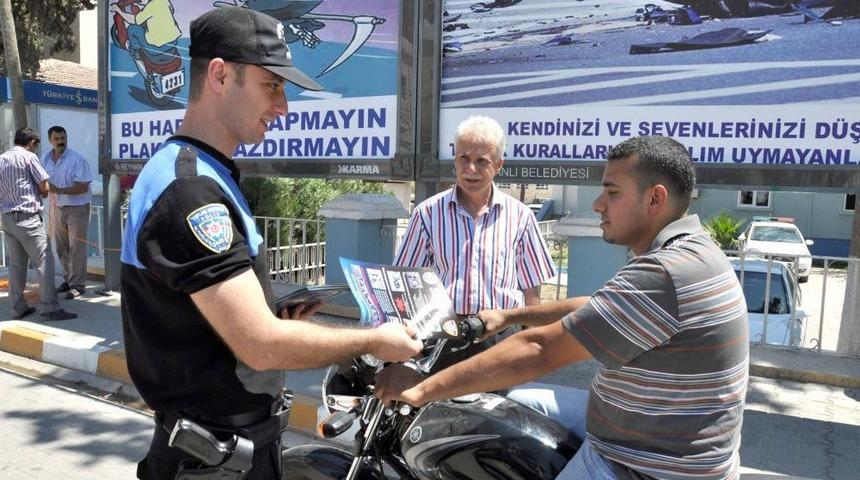 Motosiklet S&uuml;r&uuml;c&uuml;lerine Afişli Uyarı