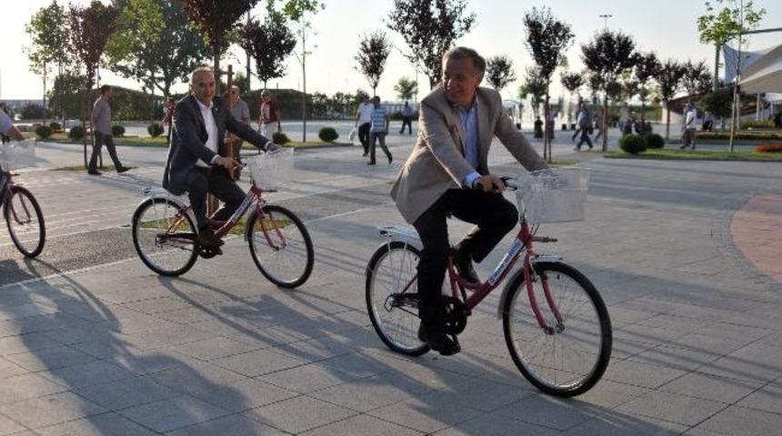 Akıllı Duraklar Ve Bisikletler Hizmete Girdi