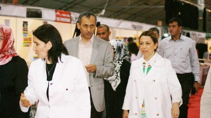 Milletvekili Öznur Çalık, Kitap Fuarı’nı Gezdi
