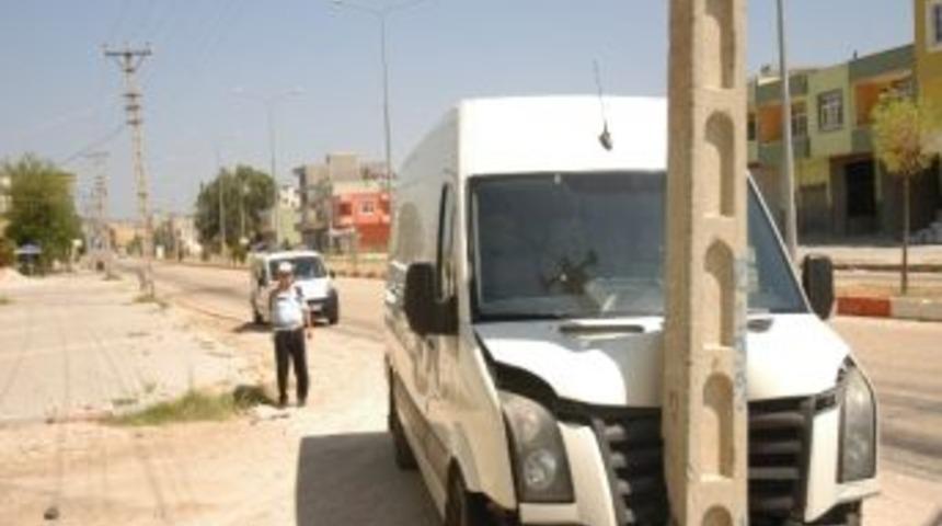 Elektrik Direğine &Ccedil;arpan S&uuml;r&uuml;c&uuml; Yaralandı