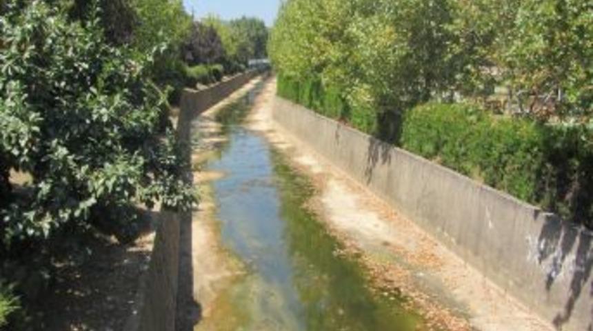 Nadır Deresi'nden Yayılan Pis Koku Vatandaşları Rahatsız Ediyor