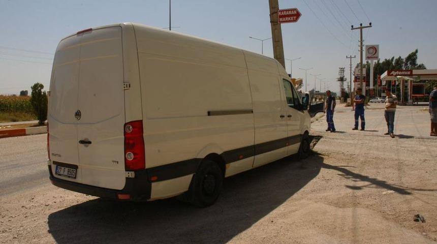 Direksiyon Hakimiyetini Kaybeden Minib&uuml;s S&uuml;r&uuml;c&uuml;s&uuml;, Elektrik Direğine &Ccedil;arptı