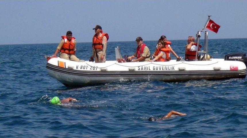 Engelli Sporcu, Denizler Kirlenmesin Diye Tek Koluyla Kula&ccedil; Attı