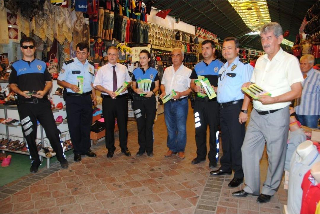 Polis, Bayram &Ouml;ncesi Esnafa Sahte Para Tanıma Kalemi Dağıttı