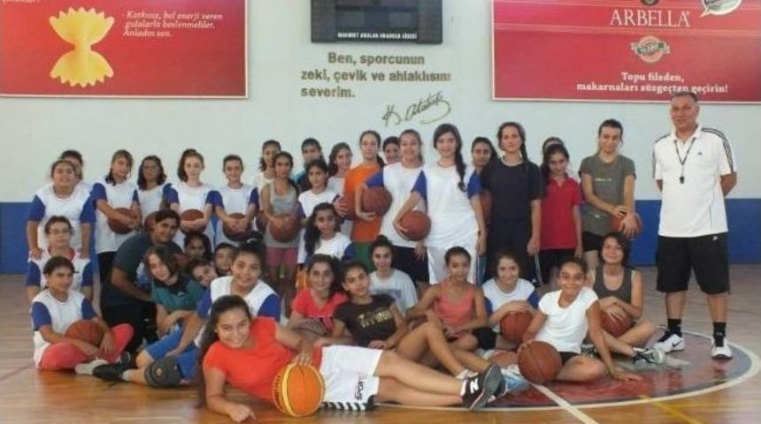 Mersin'de 2 Bin 250 Gen&ccedil; Yaz Spor Okullarında Spor Yapıyor