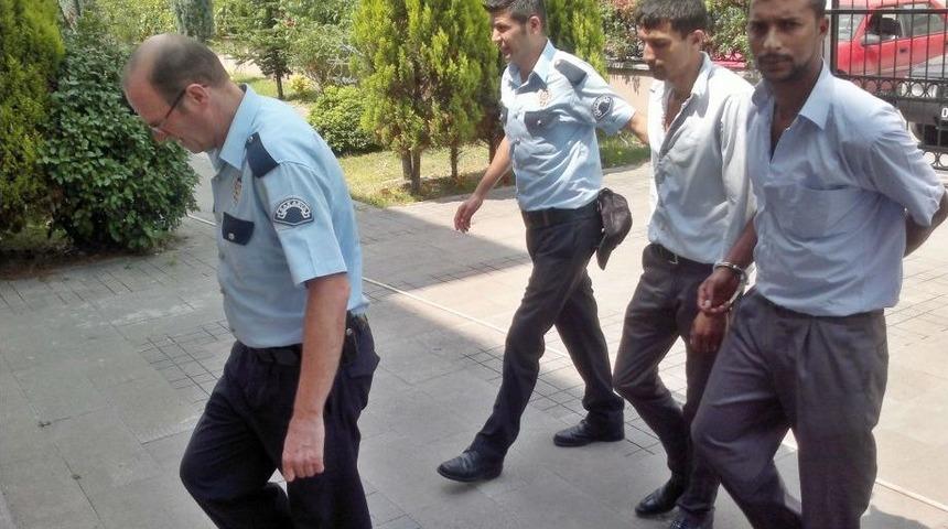 Tren Hattından Kablo &Ccedil;almak Isterken Su&ccedil;&uuml;st&uuml; Yakalandılar