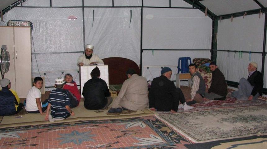 TOKİ Sakinleri, Camileri Olmadığı I&ccedil;in 2 Yıldır &Ccedil;adırda Namaz Kılıyor