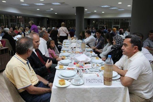 Bolu Belediyesi’nden Şehit Ailesi Ve Gazilere İftar Yemeği