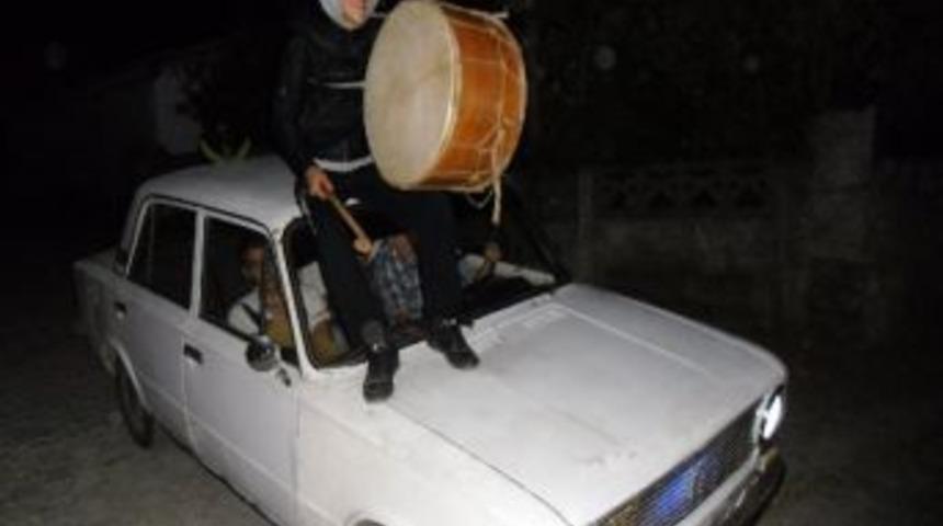 Otomobil &Uuml;st&uuml;nde Sahur Davulu &Ccedil;alıyor