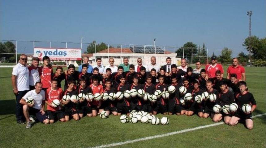 Sinecek Alt Yapıya Top Bağışladı Ve Kombine Bileti Aldı