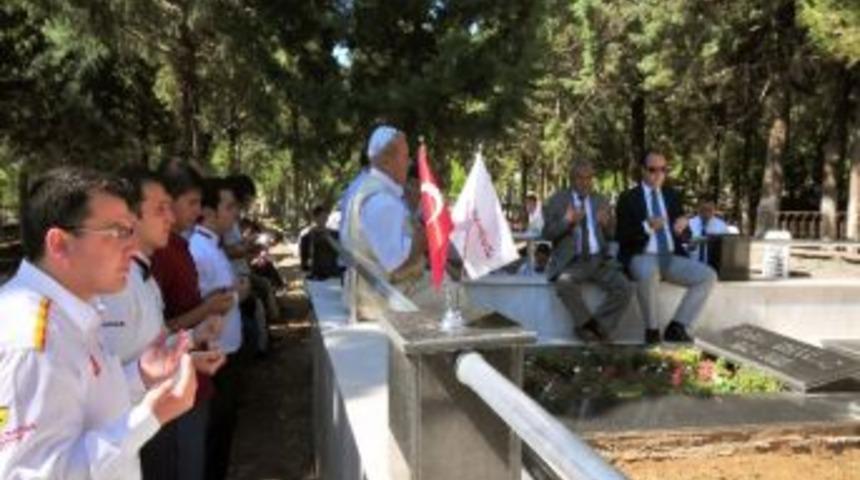 Orhan Erdoğmuş &Ouml;l&uuml;m Yıld&ouml;n&uuml;m&uuml;nde Mezarı Başında Anıldı