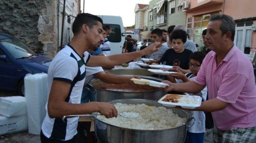 B&uuml;y&uuml;k Ayvalık Platformu&rsquo;ndan Bin Kişilik Dev İftar Yemeği