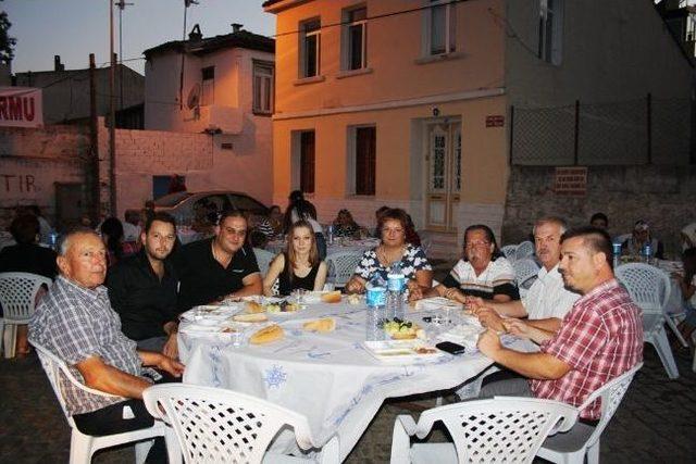 B&uuml;y&uuml;k Ayvalık Platformu&rsquo;ndan Bin Kişilik Dev İftar Yemeği 1