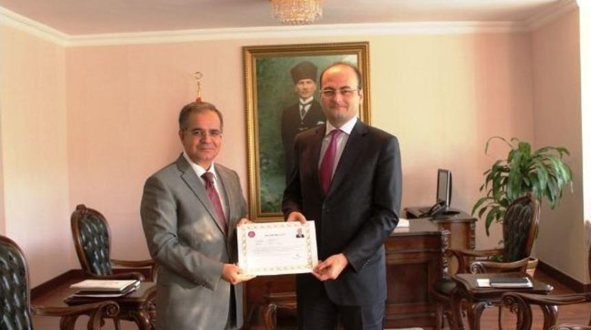 Vali Tapsız’dan Başarı Belgesi