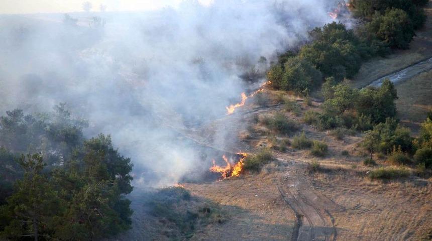 Kepsut'taki Yangın Rüzgarın Etkisiyle Dursunbey Ve Bigadiç Ilçelerine Ilerliyor