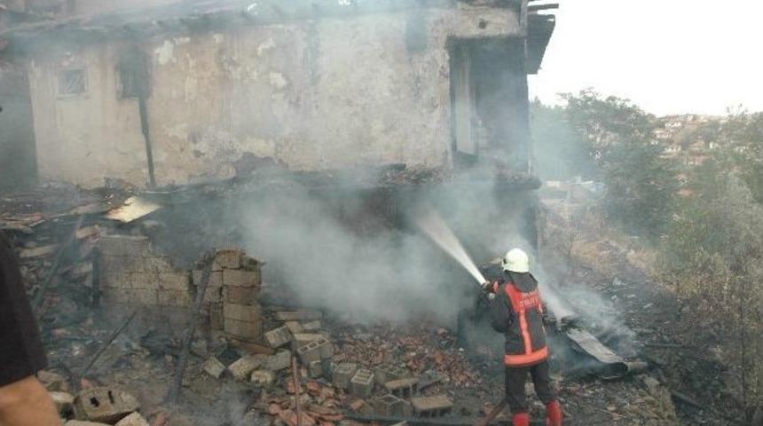 Tutuşan Otlar 4 Gecekonduyu Yaktı