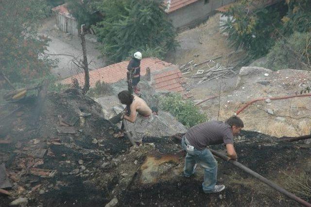 Tutuşan Otlar 4 Gecekonduyu Yaktı