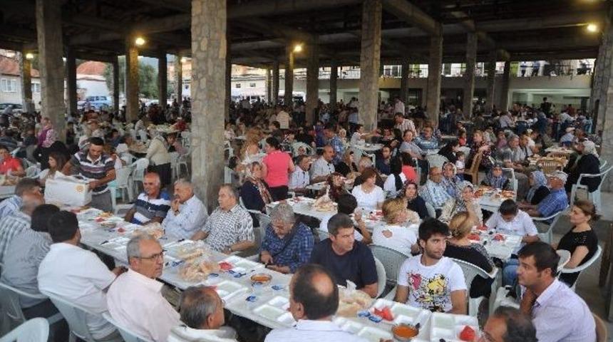 Karacasu Belediyesi 5 Bin Kişiyi İftarda Buluşturdu