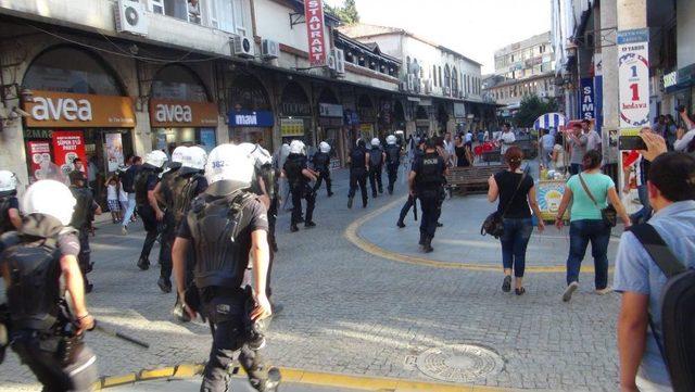 İzinsiz Gösteri Yapmak Isteyen Gruba Polis Biber Gazıyla Müdahale Etti