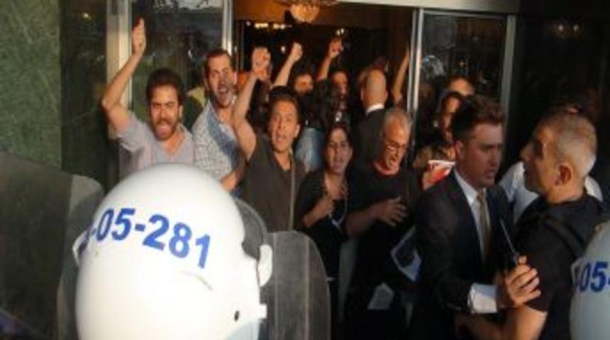 Taksim’de 'dağılın' Uyarılarına Uymayan Gruba Polis Müdahale Etti