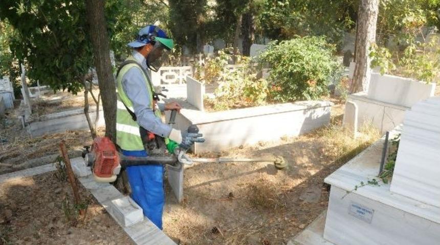 Mezarlıklar Bayrama Hazırlanıyor