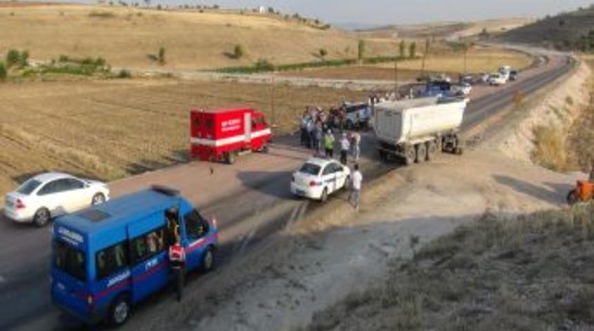 Pikap, TIR'la &Ccedil;arpıştı: 1 &Ouml;l&uuml;