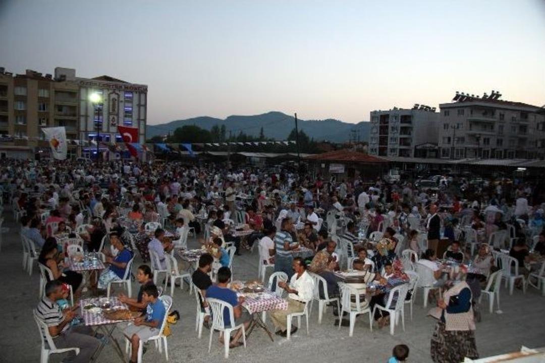 Ortaca'da Binlerce Kişi İftar Yemeğinde Bir Araya Geldi