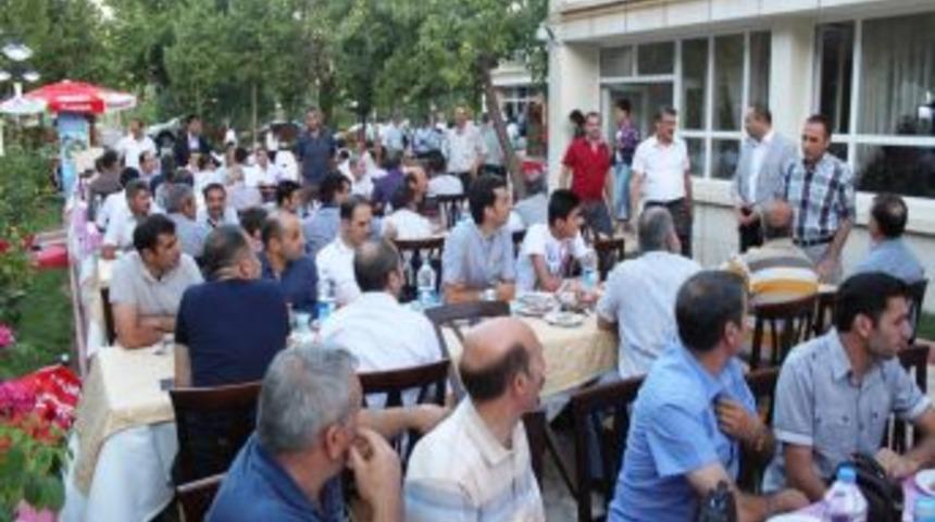 Fırat &Uuml;niversitesi Personeli Iftarda Bir Araya Geldi