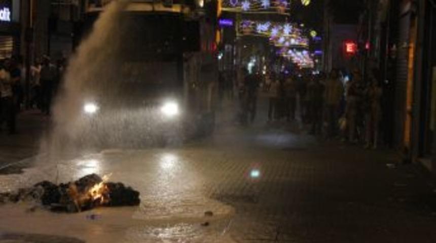 Taksim&rsquo;de &ccedil;ıkan olaylarda emniyet m&uuml;d&uuml;r yardımcısı yaralandı