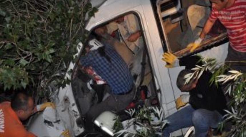 Kırşehir'de kaza: 2 &ouml;l&uuml;, 13 yaralı