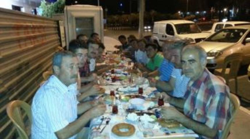 EMEKDER Taksicilerle Sahur, Dolmuş&ccedil;ularla Iftar D&uuml;zenliyor