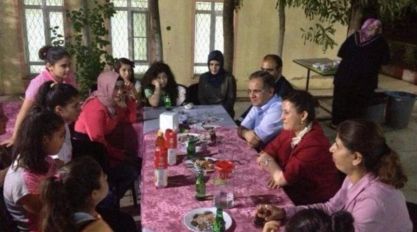 Vali Tapsız, Kız Yetiştirme Yurdu&rsquo;nda Kalan &Ouml;ğrenciler İle Bir İftar Yemeğinde Araya Geldi