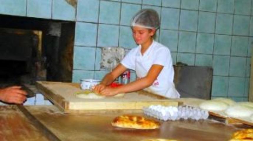 Osmancık'ta 22 yaşındaki Şeyda fırında pide açıyor